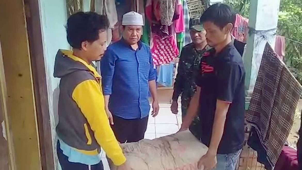 Berkerjasama dengan Koramil 0713 Cicurug, Pemdes Purwasari Serahkan Bantuan Kepada Korban Gempa