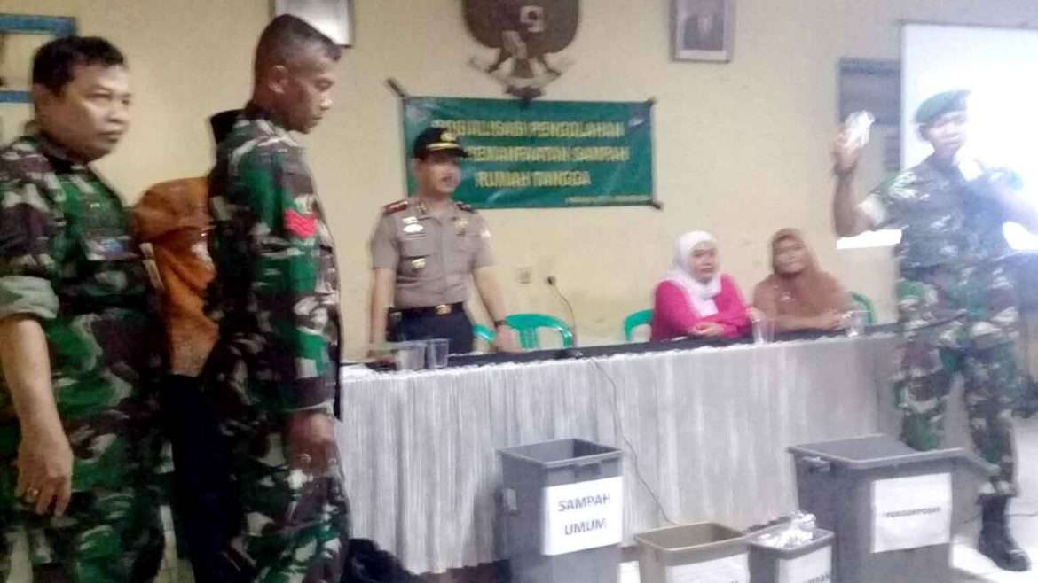 Koramil 0712 Parungkuda Gandeng Pemerintah Desa Kompa Sosialisasikan Pengolahan Sampah