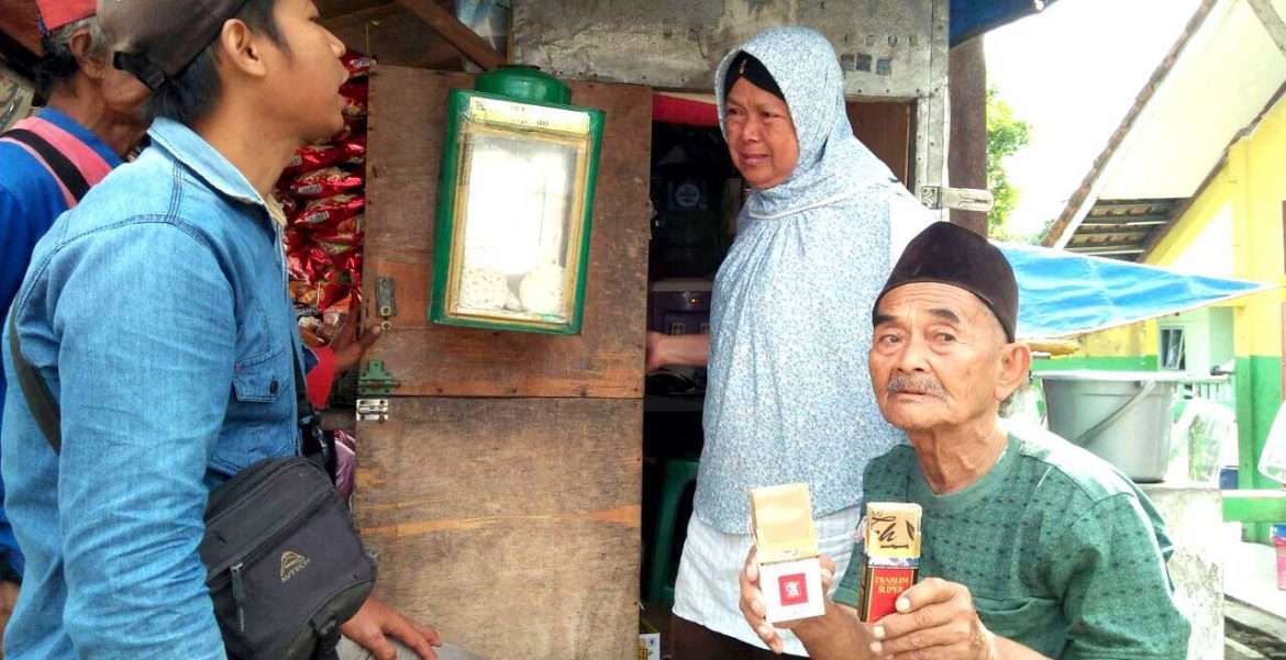 Pasangan Kakek Nenek Terkena Tipu Modus Rokok Kosong