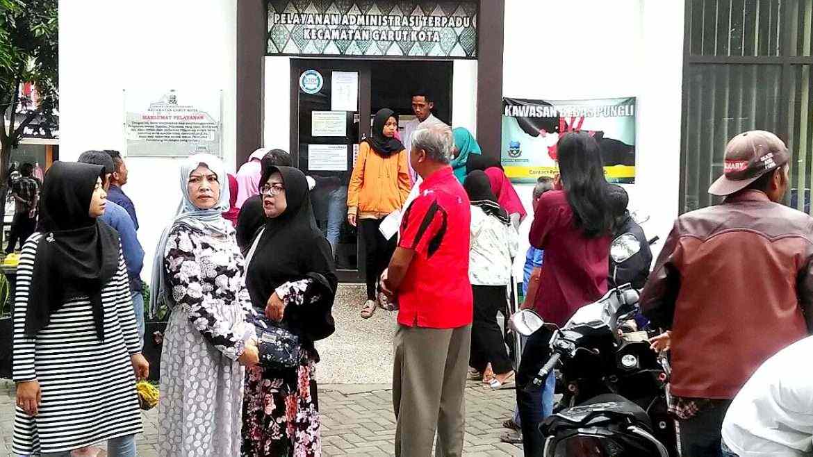 Ratusan Warga Kecamatan Garut Kota Kecewa tak Dapat Melakukan Perekaman E-KTP