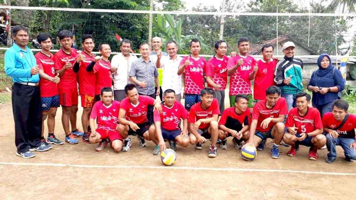 Tim Bola Volly RW 09 A Jadi Jawara Piala Kades Cup ke 2 Sukasirna