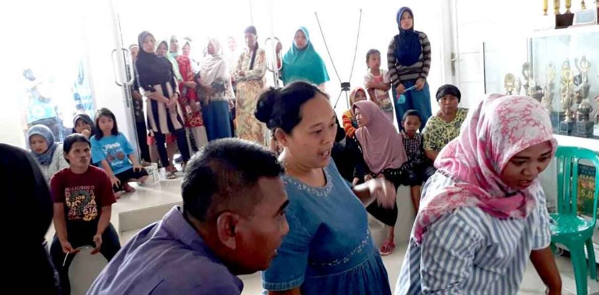 Pembagian Beras Sejahtera (RASTRA), Warga Memadati Kantor Desa Cariu
