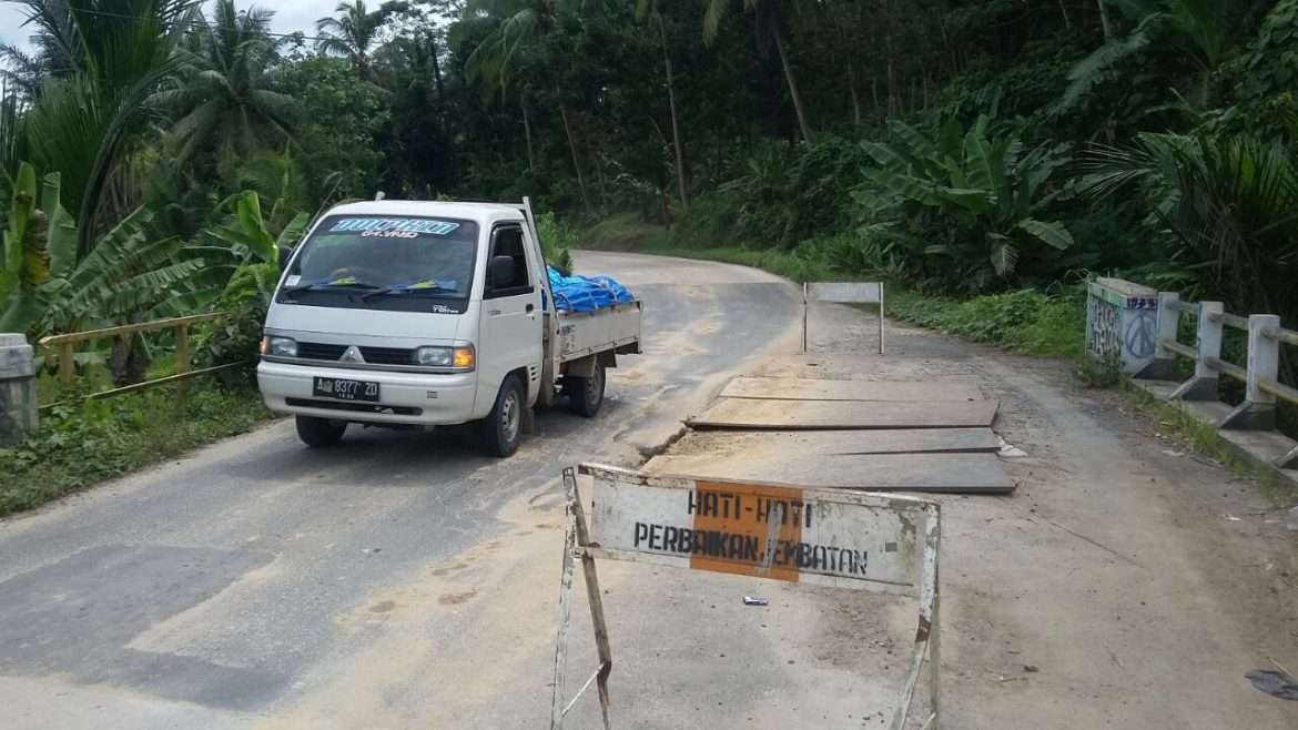 Rawan Kecelakaan, Jembatan di Desa Cikero Tak Kunjung Disentuh