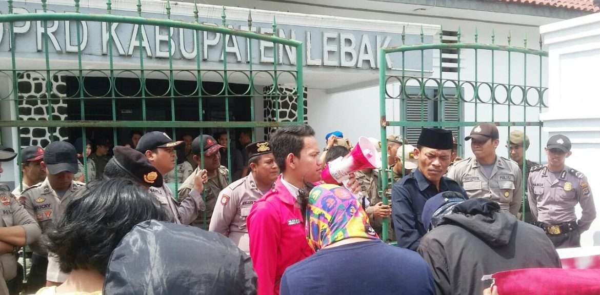 Kantor Bupati Dan DPRD Kabupaten Lebak Kembali di Demo GMNI