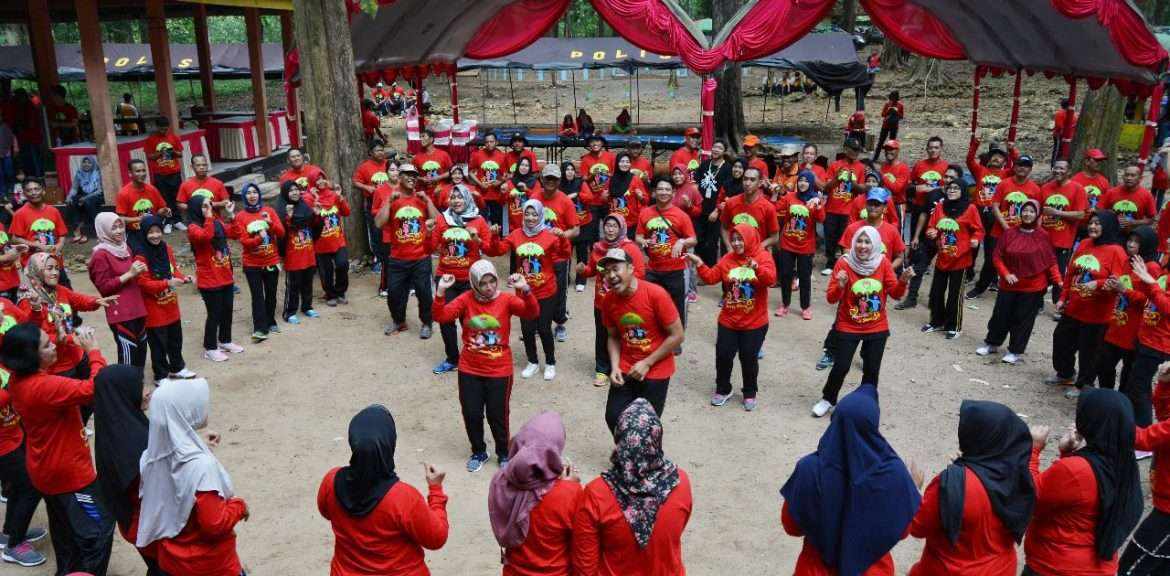 Keseruan Family Gathering Polres Blora di Gua Terawang