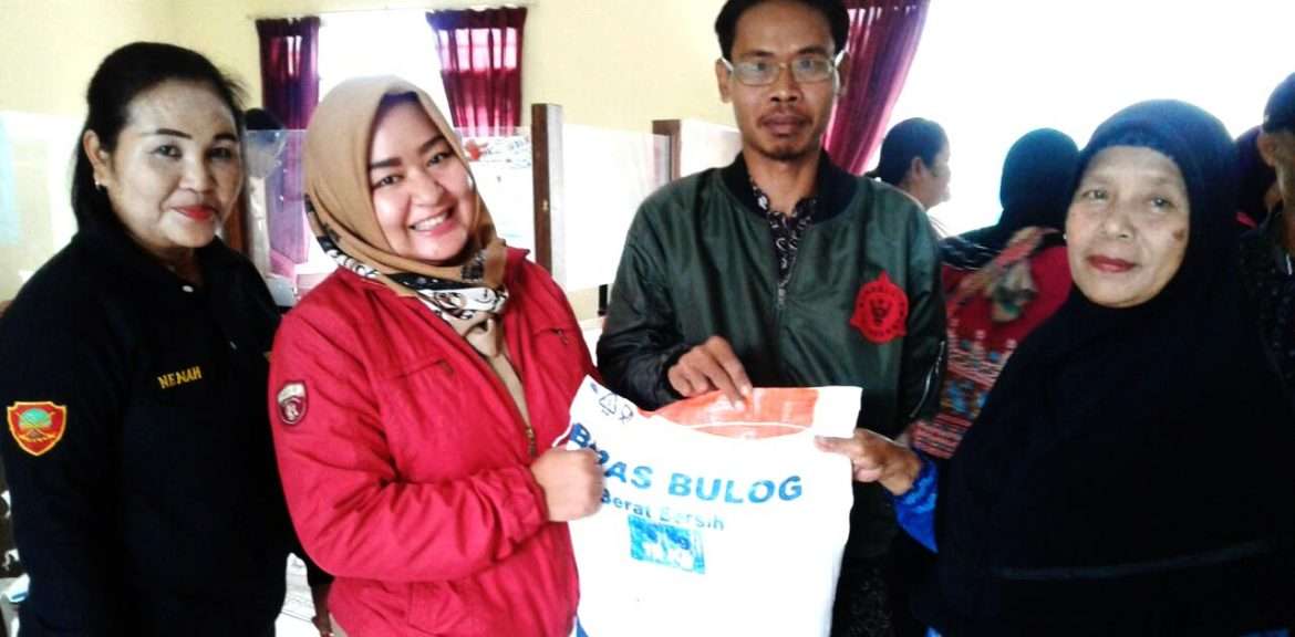 Pembagian Beras Rastra, Warga Desa Parakan Rela Mengantri