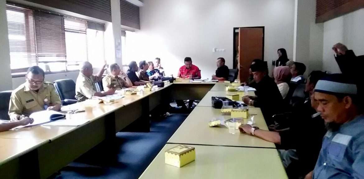 di Coret Kades, Calon Perangkat Datangi Kantor Dewan Garut