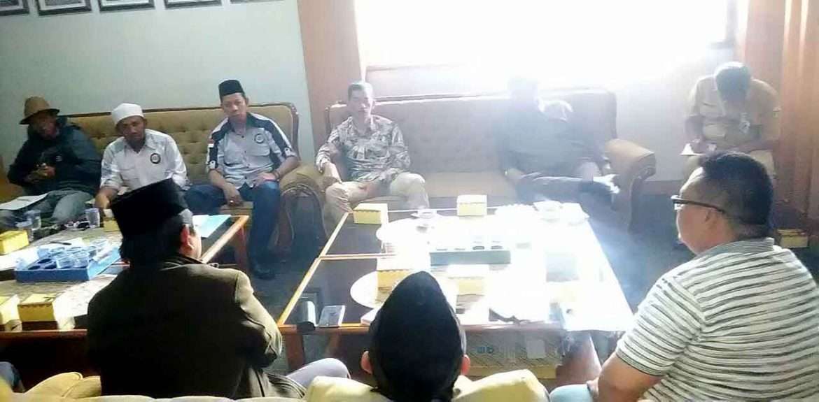 Puluhan Warga Limbangan Datangi Kantor Dewan