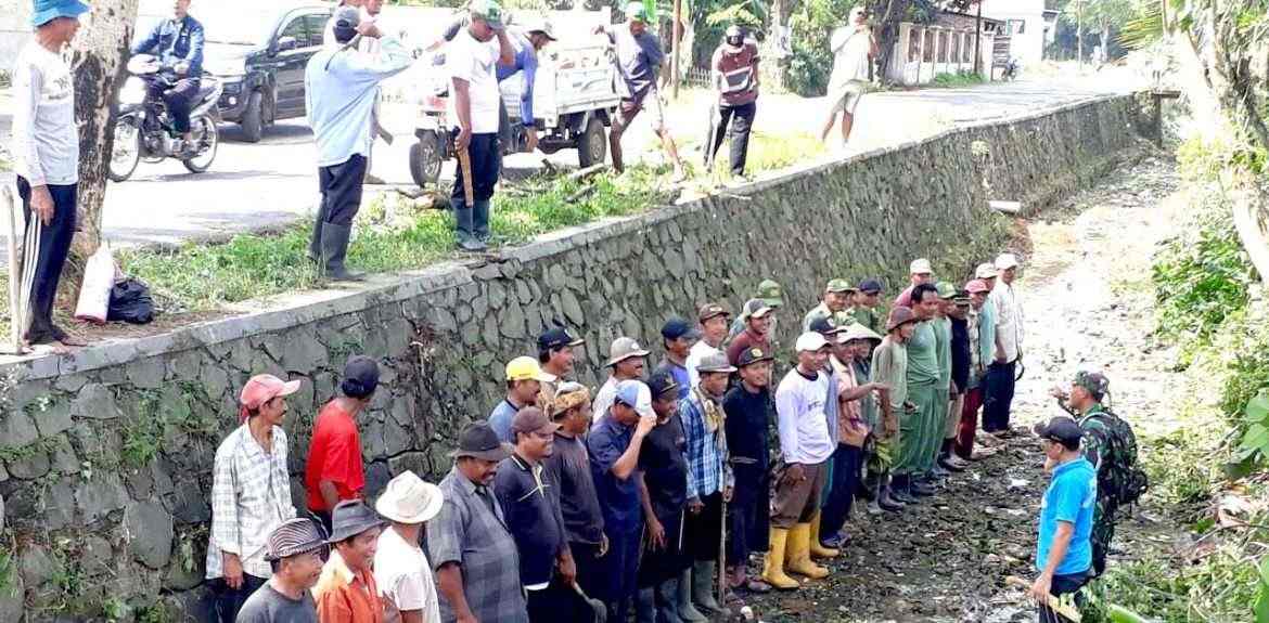 TNI dan Warga Desa Babakan Raden, Jumsih Bersama