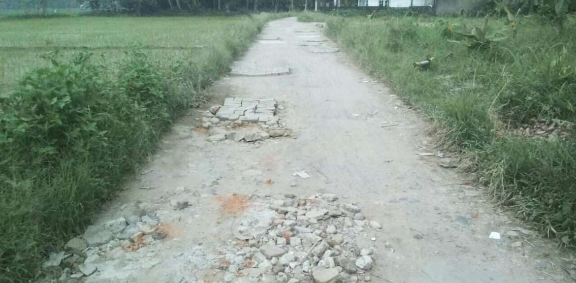 Warga Susukan Sentral Girang Keluhkan Kondisi Jalan yang Rusak
