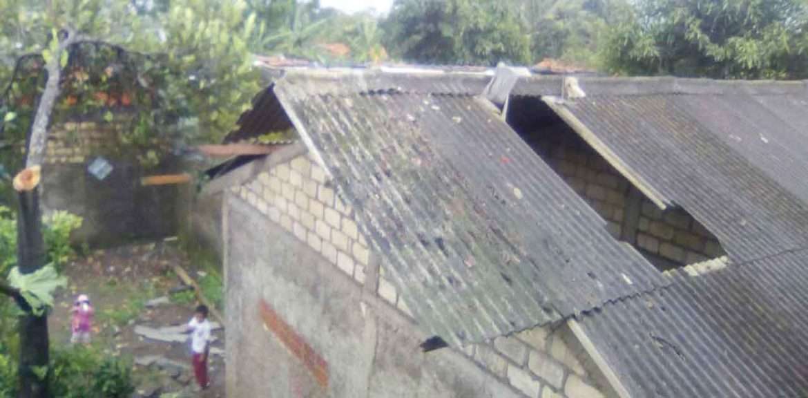 Angin Puting Beliung Hantam Belasan Rumah Warga Pasir Eurih Tamansari