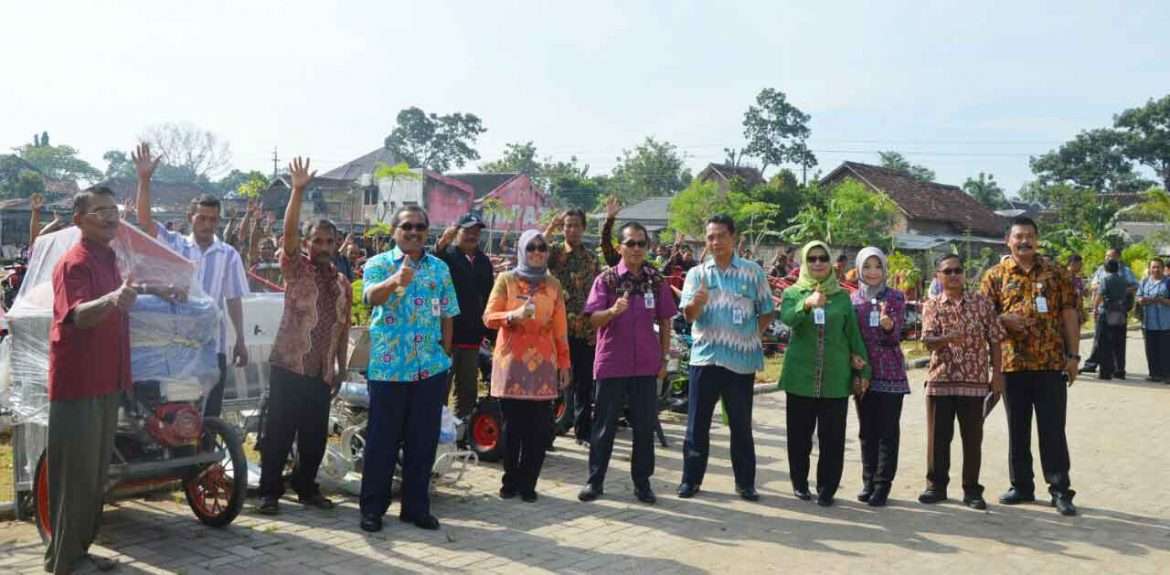 Bupati Serahkan Bantuan Alsintan Kepada Kelompok Tani