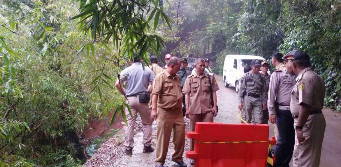 Camat Klapanunggal Tinjau Langsung Lokasi Bencana Longsor Tanjakan Nambo