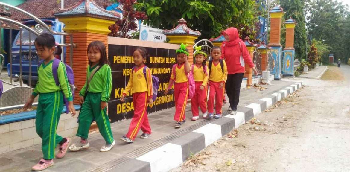 Demi Kenyamanan Warganya, Kades Kedungringin Bangun Trotoar Desa