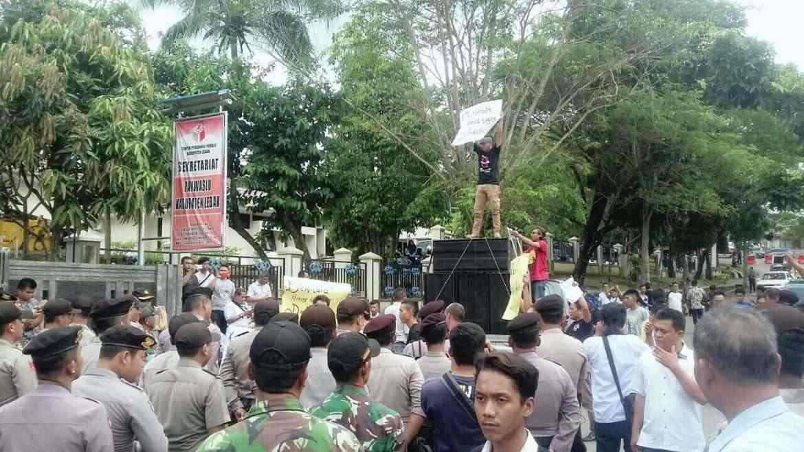 Panwaslu Lebak Digeruduk Pendemo