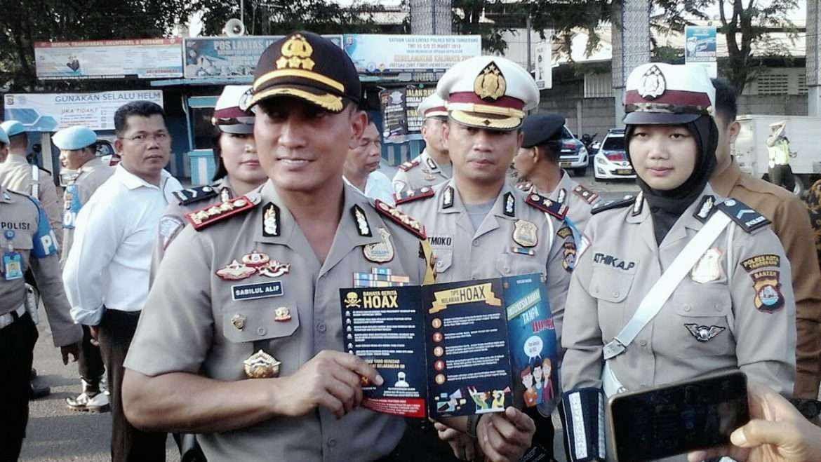 Kapolresta Tangerang Turun Langsung Bagikan Brosur Tangkal Hoax