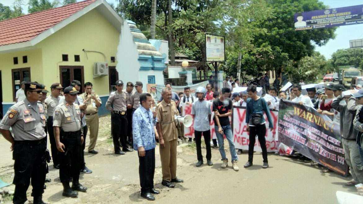 Tak Kunjung Diperbaiki, Warga Mancak Geruduk Kantor Kecamatan