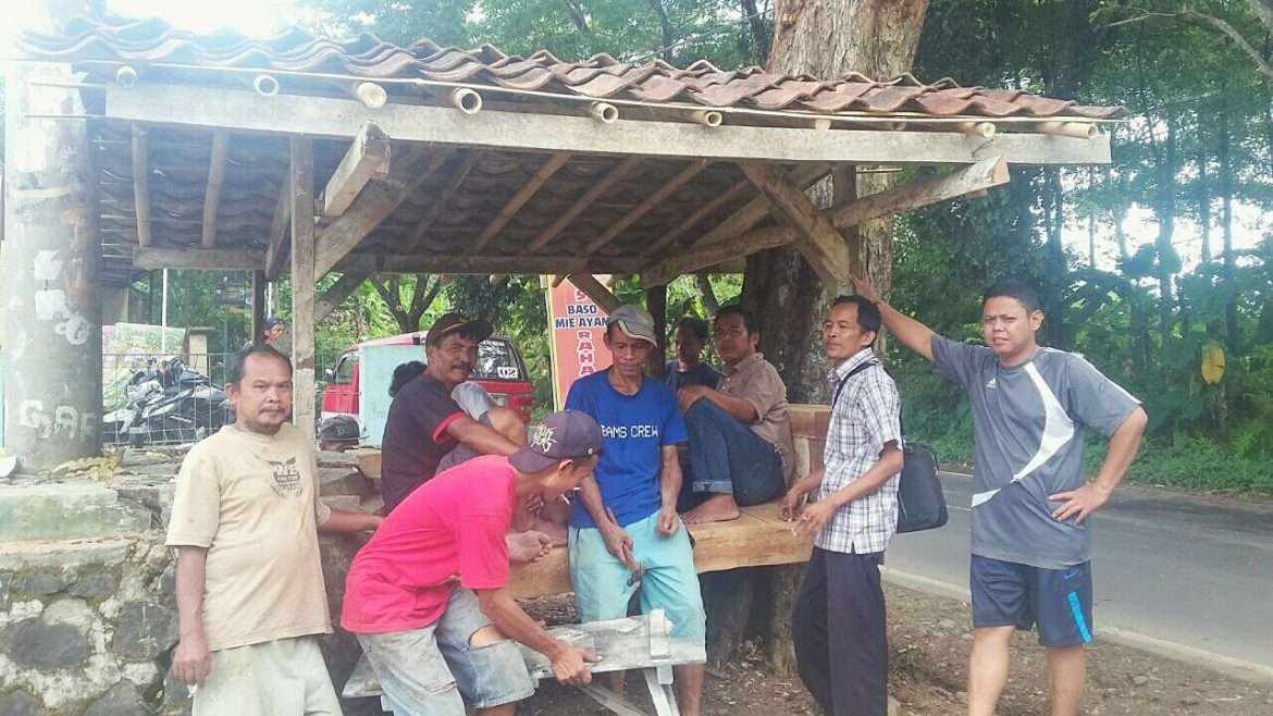 Ciptakan Kamtibmas, Warga Kampung Narimbang Mulya Gotong Royong Bangun Pos Ronda