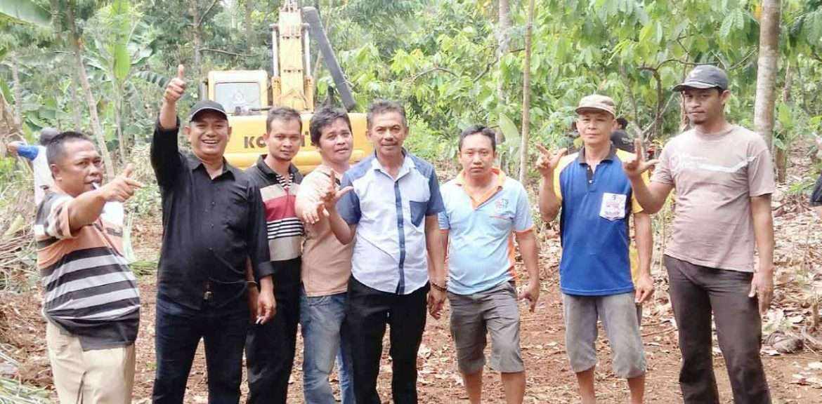 Pemdes Rawi Buka Akses Jalan Penghubung Dua Desa