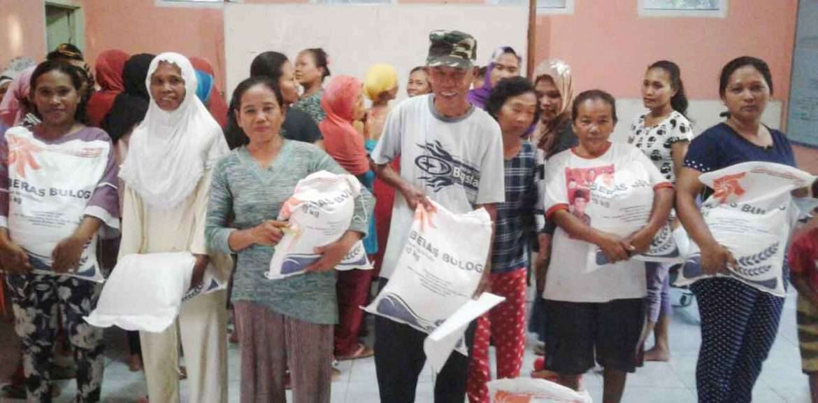 Pemdes Tanjungsari Serahkan Rastra Secara Gratis