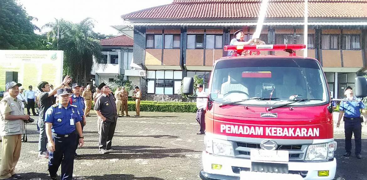 Pjs Bupati Garut Serahkan Dua unit Mobil Damkar Untuk Dua UPTD