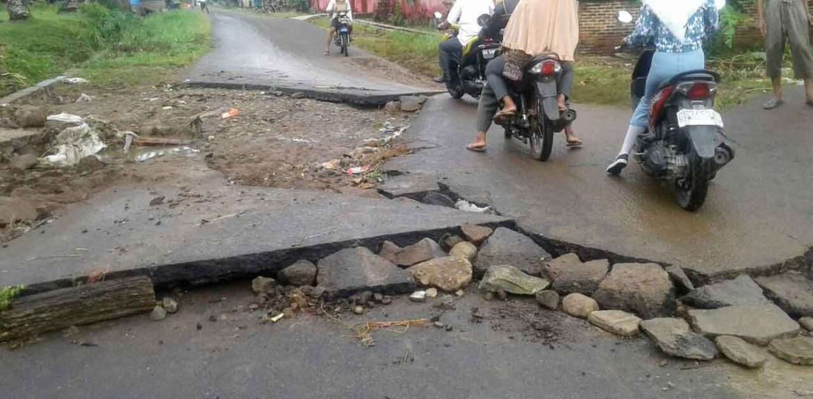Akibat Banjir, Infrastruktur Jalan di Lampung Selatan Rusak Parah