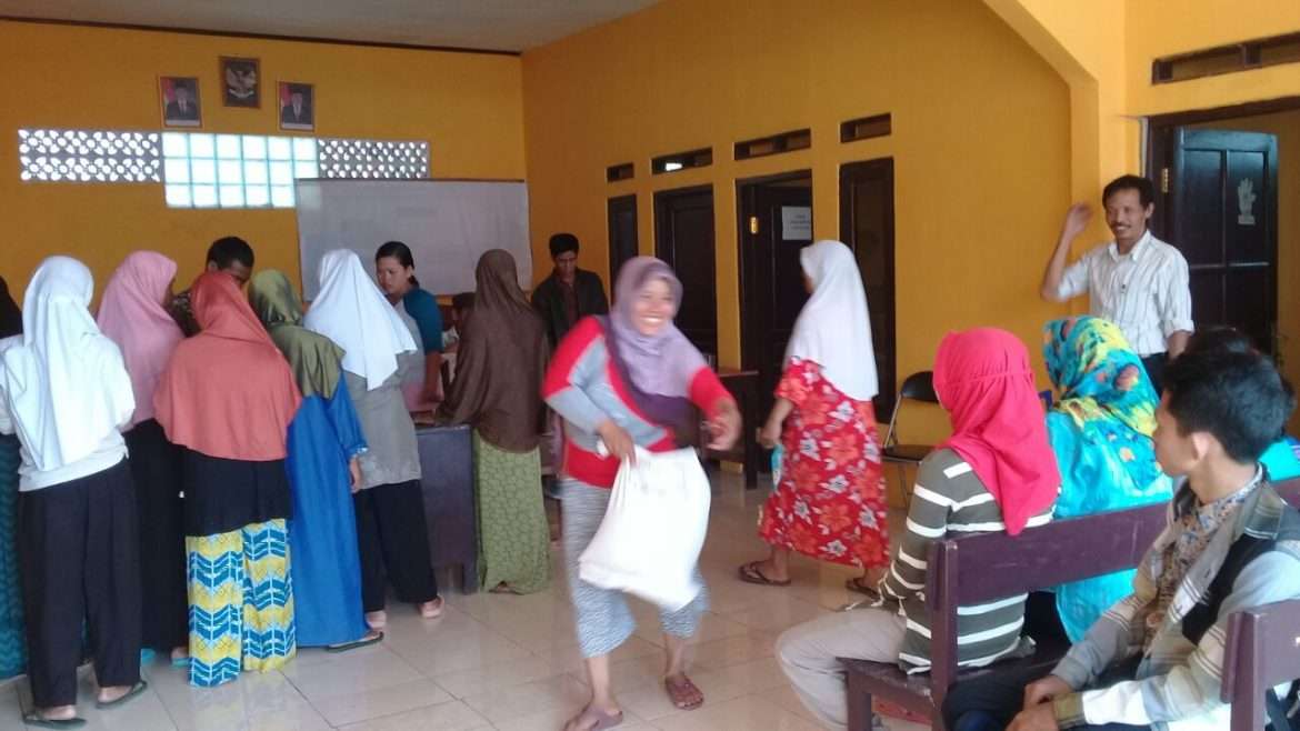 Warga Desa Tapos Dua Sumringah Dapat Rastra