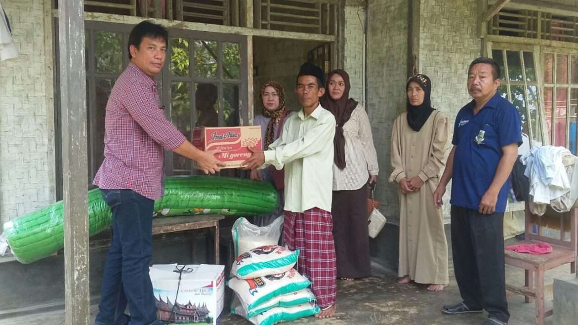 Alumni SMPN 2 Rangkasbitung Serahkan Bantuan Kepada Ustad Ade