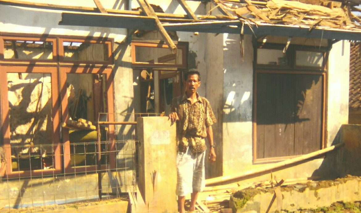 Warga Terdampak Gempa, Mulai Membangun Kembali Rumahnya yang Hancur