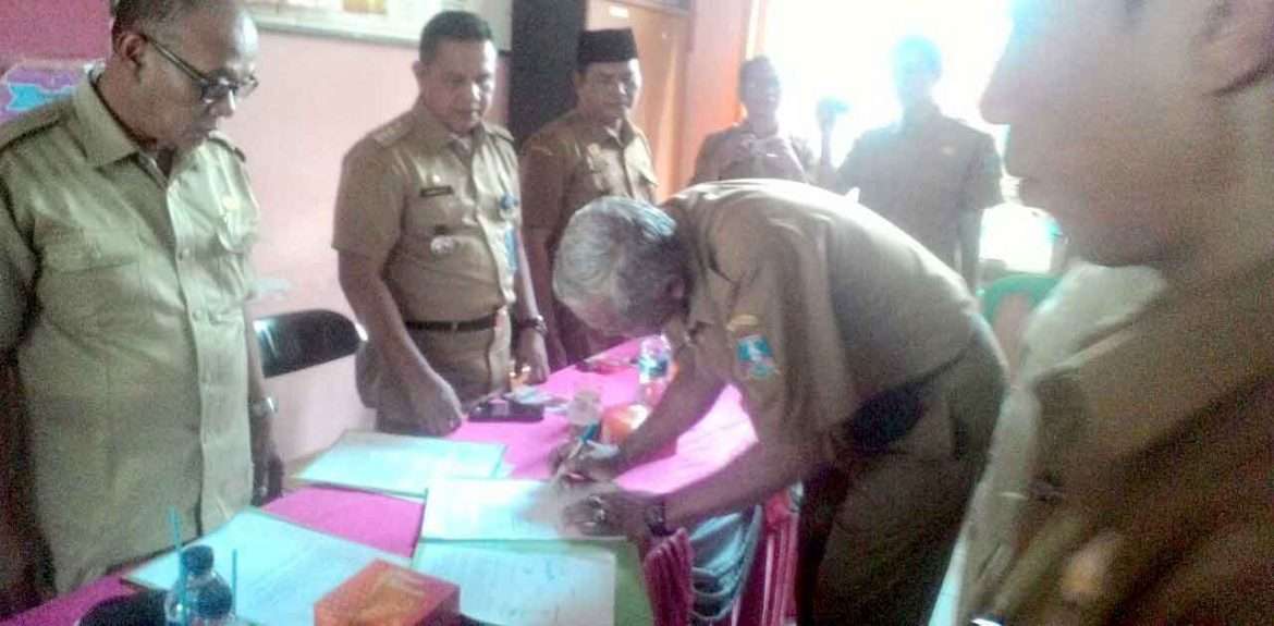 Kades Banjarsari Lantik Aparatur Desa