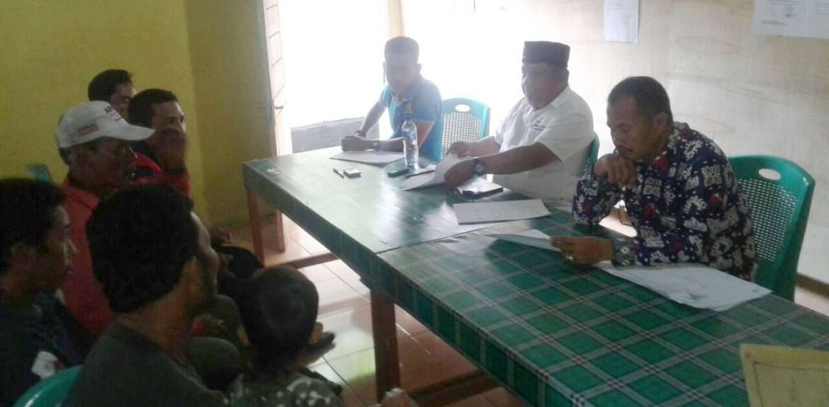 Kades Negeri Pandan Merapatkan Aparaturnya Guna Persiapan Realisasi Dana Desa Tahun 2018