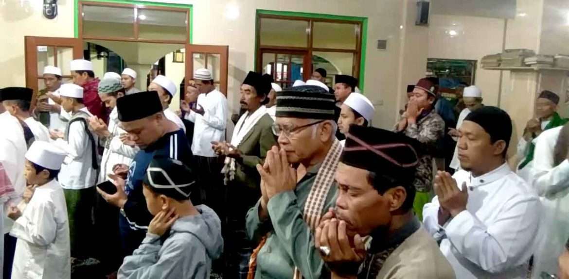 Lantunan Sholawat Nabi Bergema di Masjid Al-Hidayah Balekambang