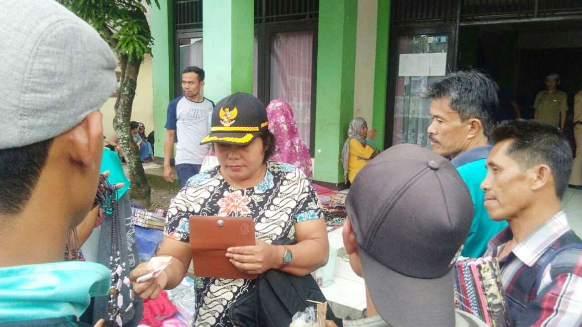 Mengais Rejeki Dari Kunjungan Desa