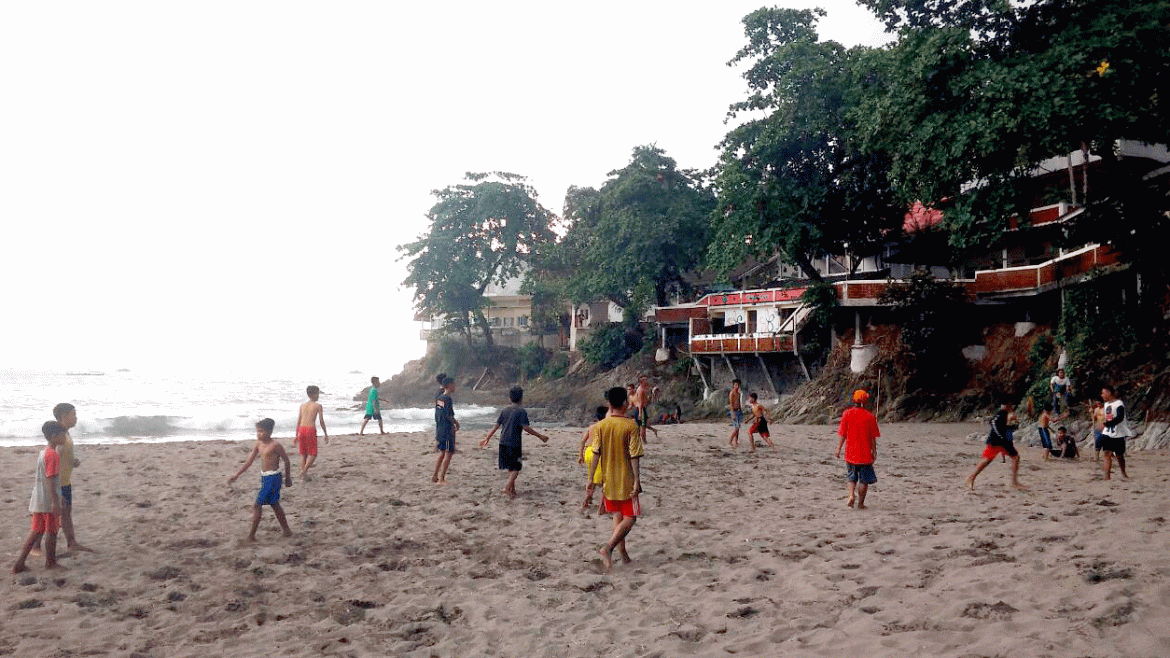 Minimnya Sarana Olahraga, Anak-Anak Kampung Santiong Terpaksa Sepak Bola di Pinggir Pantai