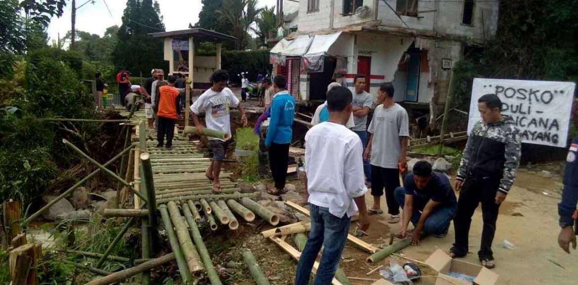Pasca Banjir, Warga Batulayang Gotong Royong Bangun Jembatan Darurat