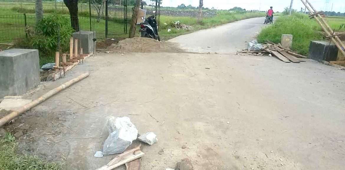 Pembangunan Jembatan Penghubung Dua Desa di Kecamatan Jayanti Diduga Janggal