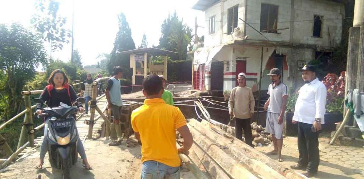 Pemdes Batulayang Bersama Warga Optimalkan Jembatan yang Terputus