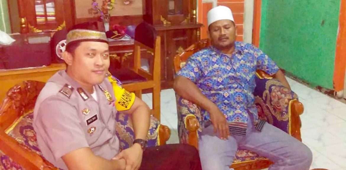 Sinergitas Kades Mekar Mulya dan Bhabinkamtibmas dalam Siskamling