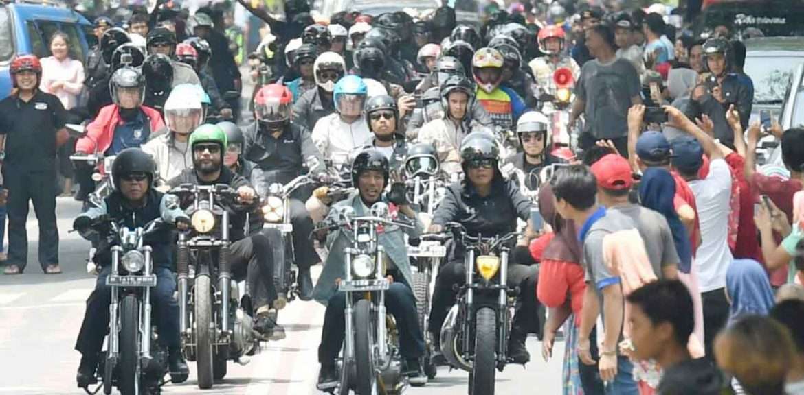 Tak Kalah Lincah, Bupati Sukabumi Gunakan Motor Dampingi Presiden