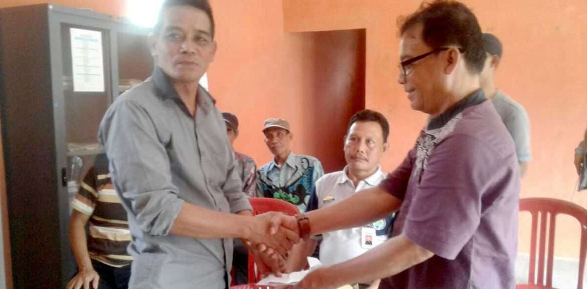 Warga Cugung Menerima Santunan dari LKM UPK MANDIRA Rajabasa