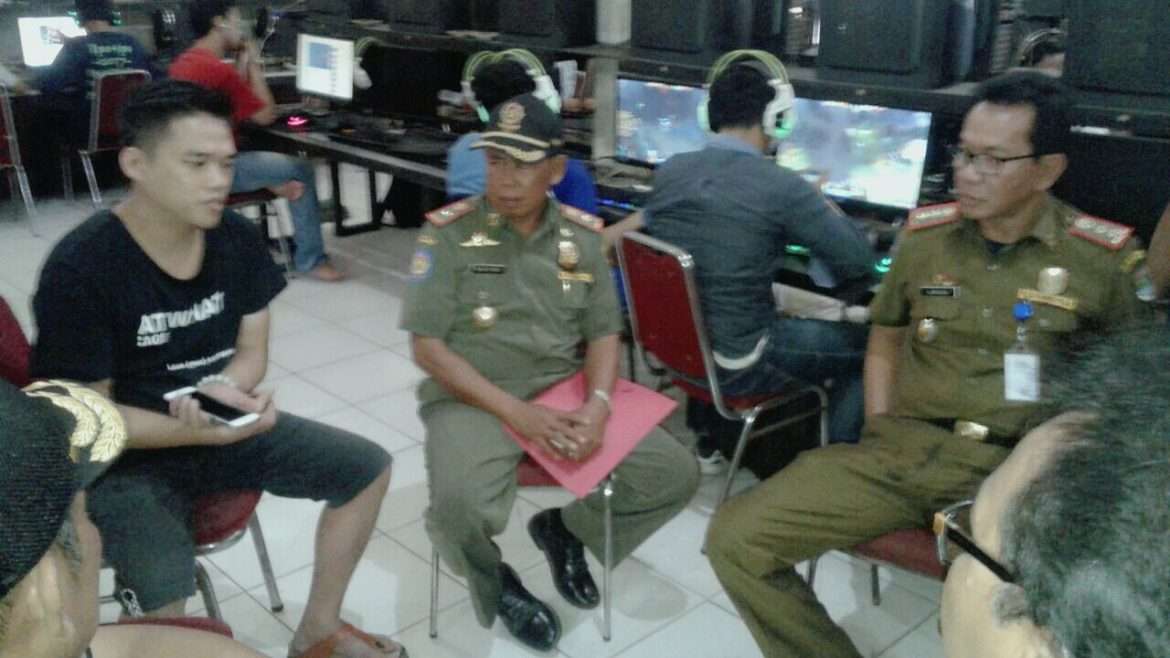 Warga Resah, Satuan Polisi Pamong Praja Segel Warnet di Villa Tomang Pasar Kemis