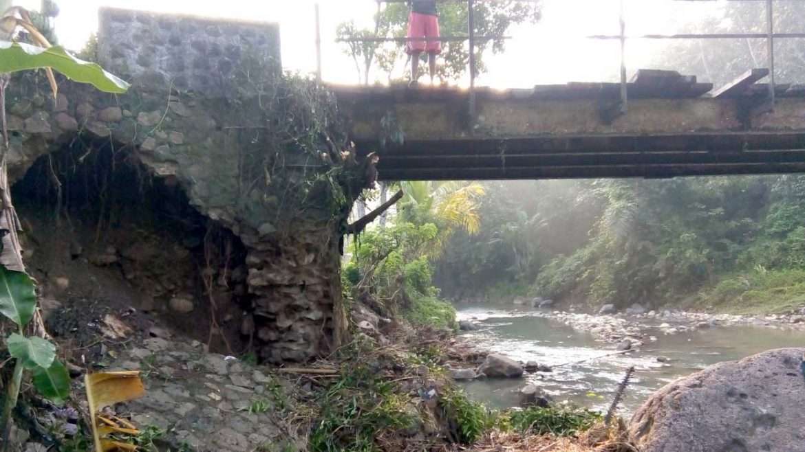 Mulai Terkikis, Jembatan di Desa Kadurahayu Terancam Ambruk