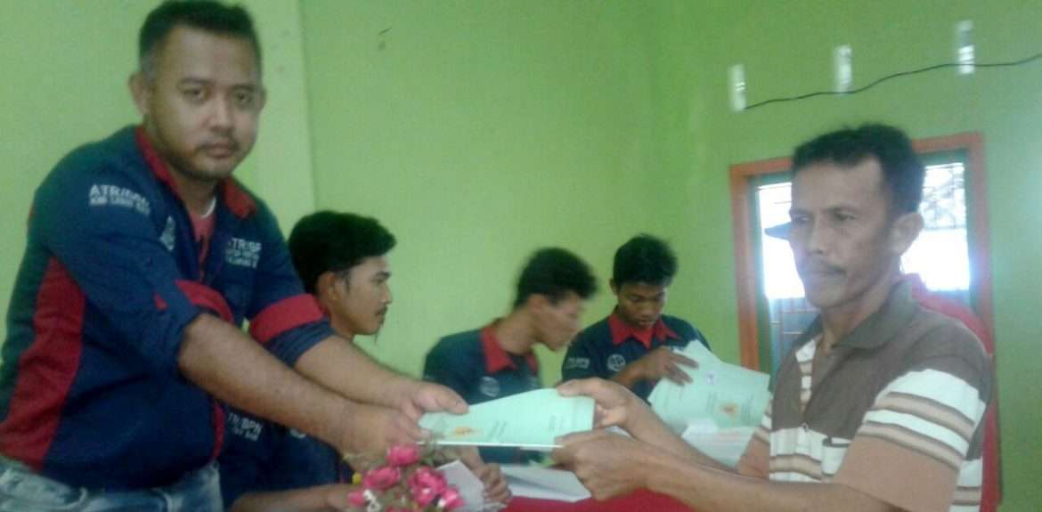 Penyerahan Sertifikat PTSL, Warga Desa Sukamulya Mendatangi Kantor Desa