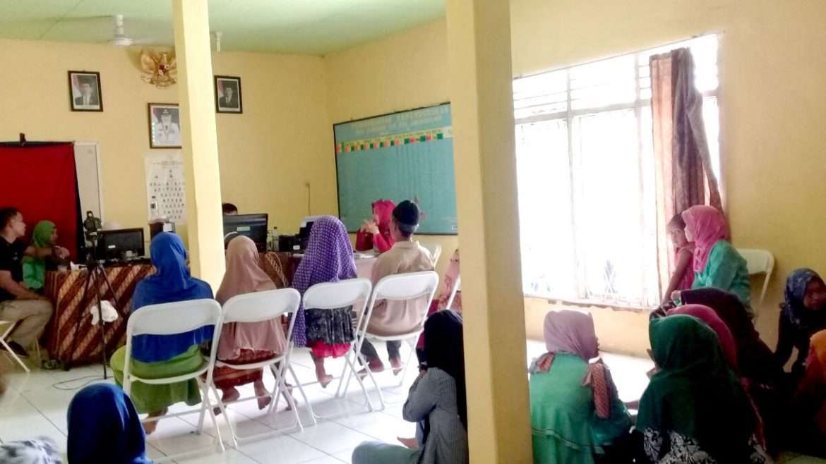Ratusan Warga Ciaruteun Ilir, Antri Perekaman e-KTP di Desanya