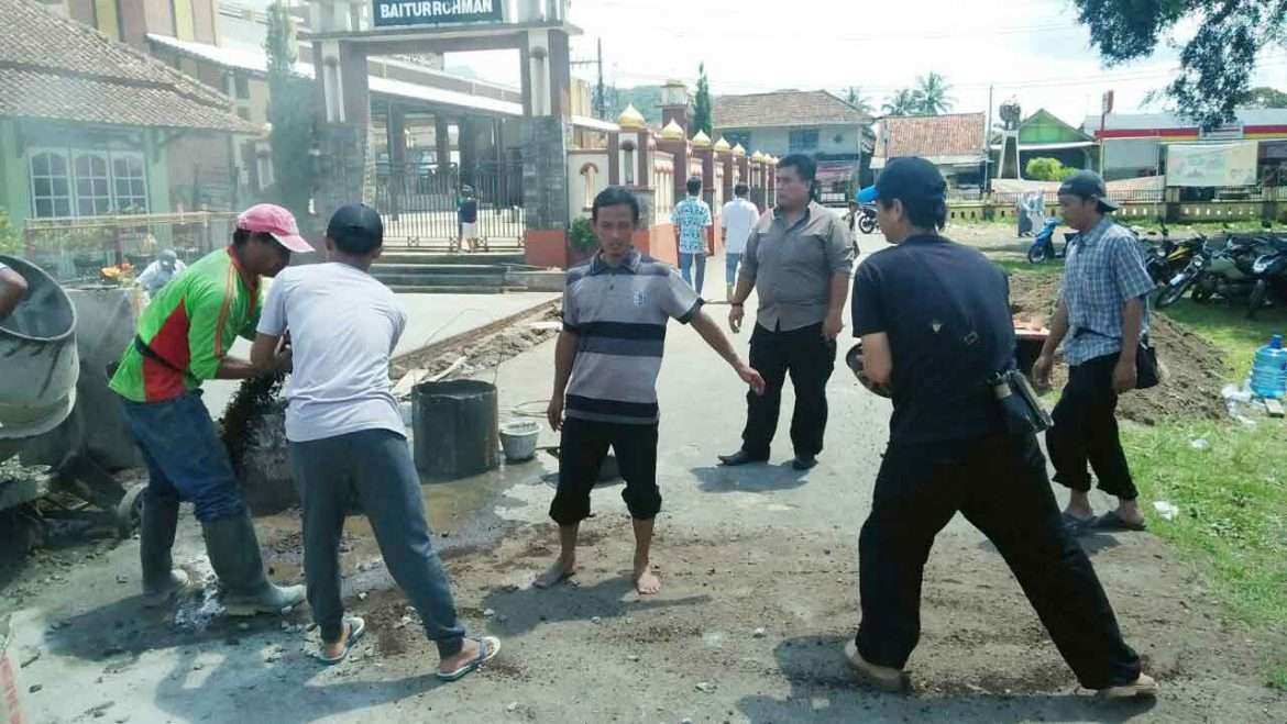 Pemdes Kadugede Percantik Taman Desa