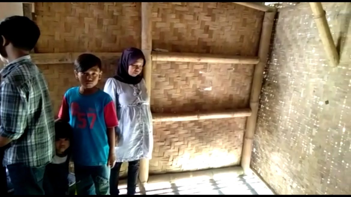 Kisah Pilu Warga Megamendung Tinggal di Gubug Reot