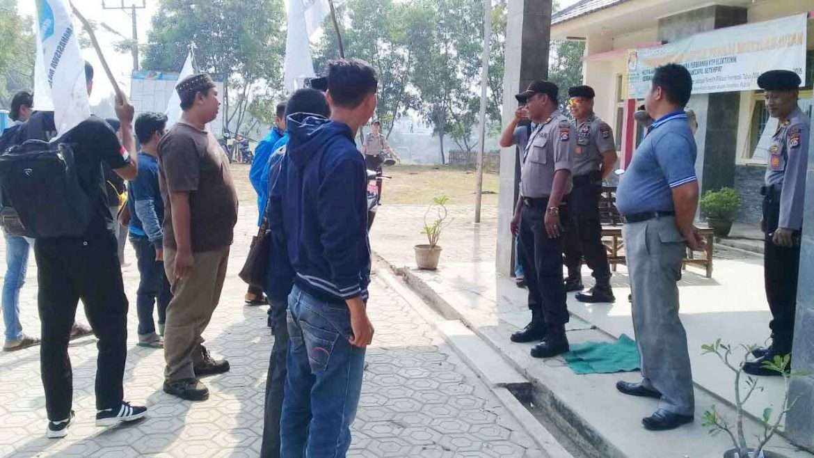 Tolak Galian Tanah, Massa Ontrog kantor Kecamatan Maja