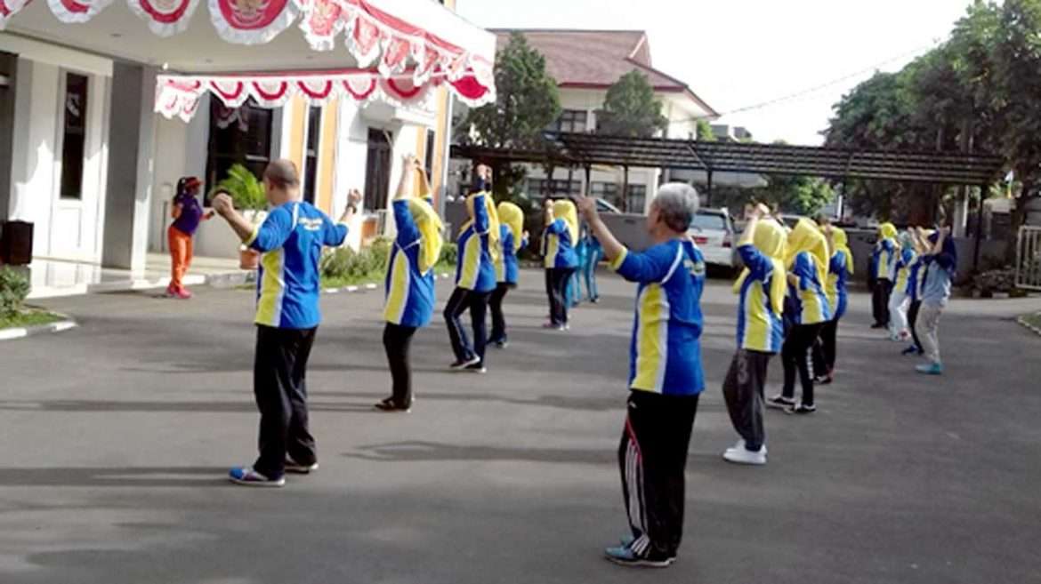 Senam Pagi Bersama Ibu Sekdis dan Pegawai Dinas Perdagangan dan Perindustrian Kabupaten Bogor