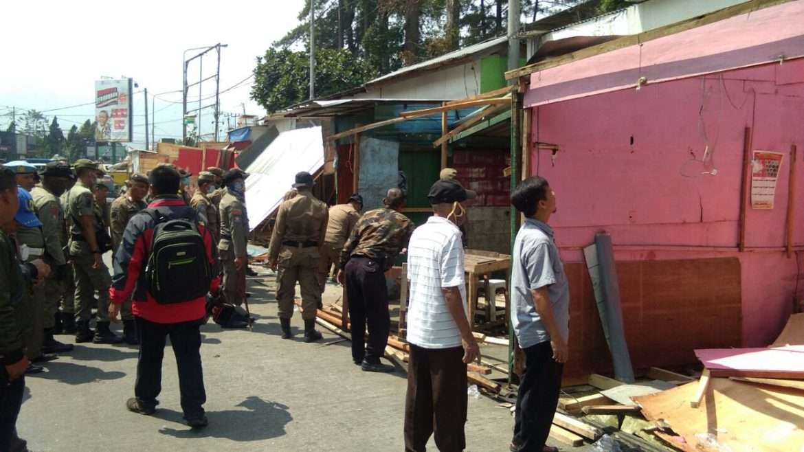 Berada Dilahan Irigasi, Puluhan Kios Dibongkar