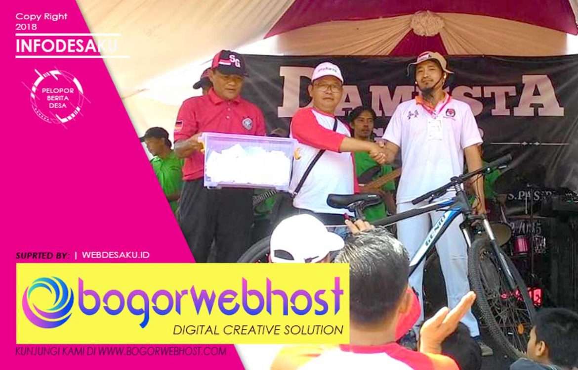 Kades Pasirlaja Bagi Ratusan Hadiah Lomba Gerak Jalan Desa